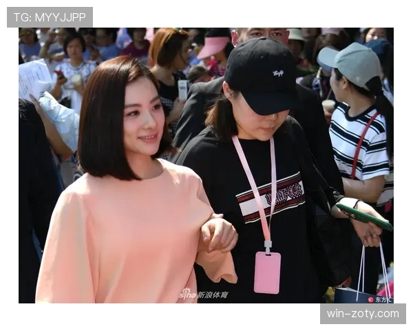 刘璇随手出街像开秀，那个包比我家客厅还讲究，笑出声