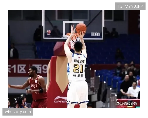胡金秋出门那身行头，朋友直呼：这是运动员还是豪门小少爷